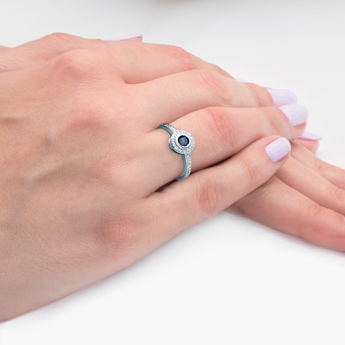 Pierścionek Heart of the Ocean: białe złoto, niebieski szafir